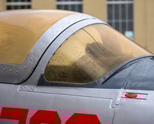 <p>Iskra TS-11 przed budynkiem Lotniczych Zakład&oacute;w Naukowych przy ul. Kiełczowskiej&nbsp;</p>