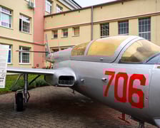 <p>Iskra TS-11 przed budynkiem Lotniczych Zakład&oacute;w Naukowych przy ul. Kiełczowskiej&nbsp;</p>