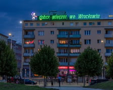 Test odrestaurowanego neonu. Na razie rozświetlany jest na próbę, aby sprawdzić, czy wszystkie prace poszły należycie