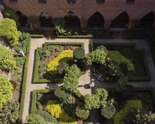 <p>Muzeum Architektury - wirydarz</p>