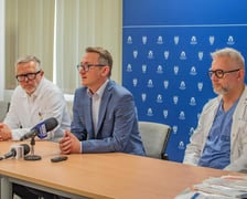 Neurochirurdzy i radiolodzy z Uniwersyteckiego Szpitala Klinicznego we Wrocławiu wykorzystali nowy typ urządzeń do leczenia tętniaków mózgu.