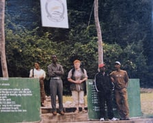 <p>Elżbieta Gajewska w Parku Narodowym Gombe w Tanzanii</p>