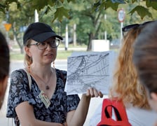 <p>Spacer sąsiedzki po Psim Polu (18.08.2024), oprowadzają Monika Glińska i Zhanna Nogina</p>