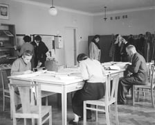 <p>Pok&oacute;j nauczycielski, data zrobienia zdjęcia nieznana, między 1960 a 1968</p>