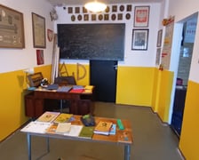 <p>Szkolna klasa odtworzona w Muzeum Sentyment&oacute;w w Kowarach</p>