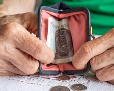 <h2>O ile wzrosną emerytury i renty w 2026 roku?</h2>
<p>ZUS co roku podwyższa wypłacane świadczenia długoterminowe. W tym roku waloryzacja będzie miała charakter wyłącznie procentowy. Wskaźnik waloryzacji emerytur i rent wyniesie 105,3 procent.</p>
<ul>
<li>A to oznacza, że wypłaty rent i emerytur wzrosną w 2026 r. o 5,3 procent.</li>
</ul>