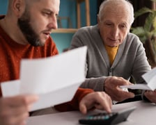 <h2>W jakiej wysokości będę emerytury i renty w 2026 r.?&nbsp;</h2>
<ul>
<li>W wyniku marcowej podwyżki kwota najniższej emerytury, renty rodzinnej oraz renty z tytułu całkowitej niezdolności do pracy wzrośnie o 99,58 zł, osiągając kwotę 1 978,49 zł brutto.</li>
<li>Renta socjalna r&oacute;wnież zostanie podwyższona do kwoty 1 978,49 zł.</li>
<li>Renta z tytułu częściowej niezdolności do pracy od 1 marca 2026 r. wyniesie 1483,87 zł.</li>
<li>Ponadto kwota graniczna świadczenia uzupełniającego dla os&oacute;b niezdolnych do samodzielnej egzystencji zostanie zwiększona o 135,28 zł, co łącznie da wartość 2 687,67 zł.</li>
</ul>