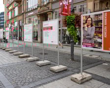 <p>Wystawa &bdquo;Wrocławianka Roku 2023&rdquo; przy Oławskiej</p>