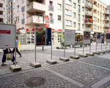 <p>Wystawa &bdquo;Wrocławianka Roku 2023&rdquo; przy Oławskiej</p>