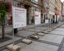 <p>Wystawa &bdquo;Wrocławianka Roku 2023&rdquo; przy Oławskiej</p>