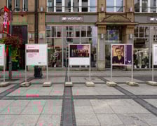 <p>Wystawa &bdquo;Wrocławianka Roku 2023&rdquo; przy Oławskiej</p>