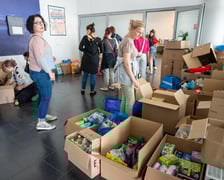 Harcerze pomagają w punkcie pomocy dla powodzian przy Tarczyński Arenie