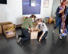 Harcerze pomagają w punkcie pomocy dla powodzian przy Tarczyński Arenie