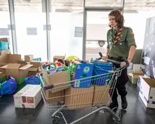 Harcerze pomagają w punkcie pomocy dla powodzian przy Tarczyński Arenie