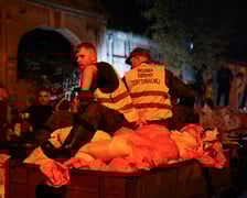 Nocne umacnianie wałów na Marszowicach