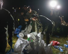 Kobiety i mężczyźni podczas akcji  na wale Janówek - Pracze. Trwa jego uszczelnianie