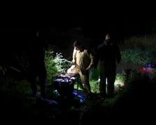 Kobiety i mężczyźni podczas akcji  na wale Janówek - Pracze. Trwa jego uszczelnianie