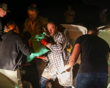 Kobiety i mężczyźni podczas akcji  na wale Janówek - Pracze. Trwa jego uszczelnianie