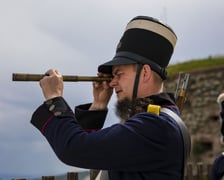 <p>Twierdza Srebrna G&oacute;ra. Przewodnik w stroju historycznym</p>