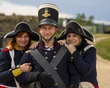 <p>Twierdza Srebrna G&oacute;ra. Przewodnicy w strojach historycznych</p>