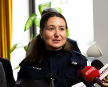 Podkomisarz Aleksandra Freus, Komenda Miejska Policji we Wrocławiu, na konferencji poświęconej dniu Wszystkich Świętych