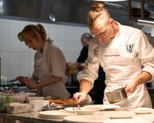 <p>Łukasz Budzik, laureat Kulinarnego Grand Prix Wrocławia, szef kuchni restauracji Miedzy Mostami przy pracy</p>