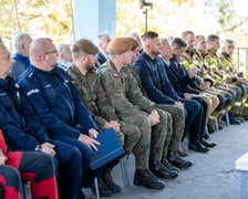 Uroczystość zawieszenia grafiki na ścianie