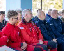 Uroczystość zawieszenia grafiki na ścianie