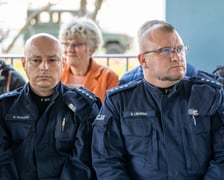 Uroczystość zawieszenia grafiki na ścianie