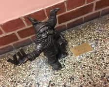 Krasnal Krzyś z krukiem stojący w liceum przy ul. Kruczej