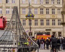Trwa montaż pierwszych świątecznych dekoracji. Wrocław, 13.11.2024