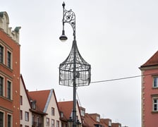 Trwa montaż pierwszych świątecznych dekoracji. Wrocław, 13.11.2024