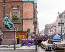 Ustawianie Jarmarku Bożonarodzeniowego