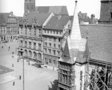 <p>Wrocław w 1950 roku. Widok na ratusz i Sukiennice</p>
