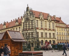 Montaż nowej choinki w Rynku we Wrocławiu - zdjęcia z 19.11.2024