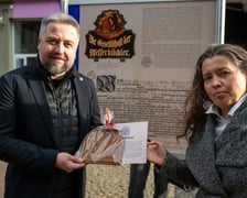 <p>Radosław Michalski i Karolina Klimek z Piernikiem Miejskim</p>