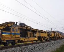 Kolejowy kombajn AHM 800 przy modernizacji trasy Wrocław - Międzylesie