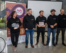 <p>Podsumowanie 5. edycji "W k&oacute;łko kręcę" we Wrocławiu. Zwycięzcy otrzymali statuetki i rowery.</p>