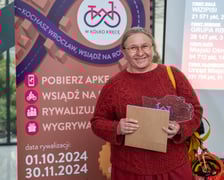 <p>Podsumowanie 5. edycji "W k&oacute;łko kręcę" we Wrocławiu. Zwycięzcy otrzymali statuetki i rowery.</p>