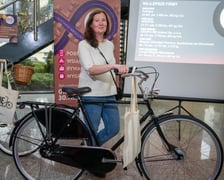 <p>Podsumowanie 5. edycji "W k&oacute;łko kręcę" we Wrocławiu. Zwycięzcy otrzymali statuetki i rowery.</p>