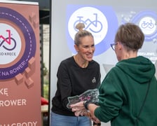 <p>Podsumowanie 5. edycji "W k&oacute;łko kręcę" we Wrocławiu. Zwycięzcy otrzymali statuetki i rowery.</p>