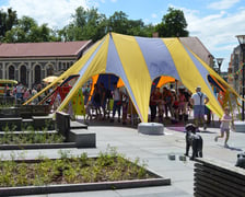 Zdjęcie z kalendarza osiedlowego zrobione na rynku Psiego Pola podczas Cyrkopola i Festiwalu Rękodzieła