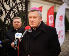 <p>Arcybiskup J&oacute;zef Kupny złożył podziękowania na ręce Caritas i WOT.</p>