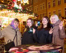 <p>Sylwester 2024/2025 na wrocławskim Jarmarku Bożonarodzeniowym. Magiczne zdjęcia z Rynku</p>