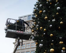Demontaż choinki na wrocławskim Rynku