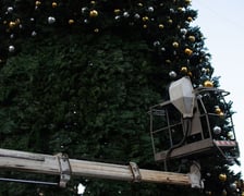 Demontaż choinki na wrocławskim Rynku