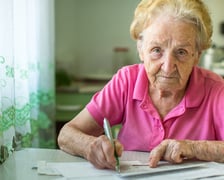 <h2>Gdzie złożyć wniosek o rentę wdowią</h2>
<p>Iwona Kowalska-Matis podkreśla, że obecnie niemalże wszystkie sale obsługi klient&oacute;w wypełnione są seniorami, kt&oacute;rzy chcą złożyć wniosek o rentę wdowią.</p>
<p>&nbsp;</p>
<p>Do 15 stycznia do godz. 8.00 złożono w całym kraju ponad 120 tys. wniosk&oacute;w, w wojew&oacute;dztwie dolnośląskim blisko 14 tys. wniosk&oacute;w. Większość z nich (74 %) jest składana bezpośrednio u pracownik&oacute;w ZUS na salach obsługi klient&oacute;w. Wygodną formą złożenia wniosku jest Platforma Usług Elektronicznych, jednak tę formę przesyłania dokumentu wybiera tylko 7 proc. senior&oacute;w.</p>