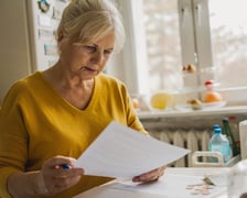 <h2>Renta wdowia 2025. Ważny jest wiek, ale nie tylko</h2>
<p>Samo bycie wdową czy wdowcem nie wystarczy do uzyskania prawa do renty wdowiej. Renta wdowia będzie przyznawana na wniosek po spełnieniu określonych warunk&oacute;w. Trzeba mieć ukończony powszechny wiek emerytalny, wynoszący 60 lat dla kobiet, 65 lat dla mężczyzn, pozostawać we wsp&oacute;lności małżeńskiej do dnia śmierci małżonka, nabyć prawo do renty rodzinnej po zmarłym małżonku nie wcześniej niż przed ukończeniem 55 lat (kobieta) i 60 lat (mężczyzna).</p>
<p>To oznacza, że wdowa, kt&oacute;ra nabyła prawa do renty rodzinnej w wieku 40 czy 50 lat nie będzie miała prawa do renty wdowiej.</p>
<p>&nbsp;</p>
<p>Z renty wdowiej &nbsp;skorzystają także osoby, kt&oacute;re pozostają obecnie w związku małżeńskim.</p>