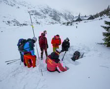 Ratownicy Górskiego Ochotniczego Pogotowia Ratunkowego podczas zimowej akcji ratowniczej