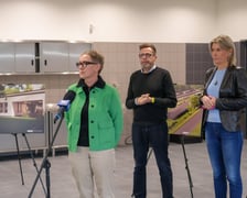 <p>Jolanta Wnęk, dyrektorka Zarządu Inwestycji Miejskich,&nbsp;Andrzej Mańkowski, dyrektor Miejskiego Ośrodka Pomocy Społecznej i wiceprezydentka Wrocławia&nbsp;Renata Granowska prezentowali dziennikarzom nowy ośrodek wsparcia dla os&oacute;b w kryzysie bezdomności</p>